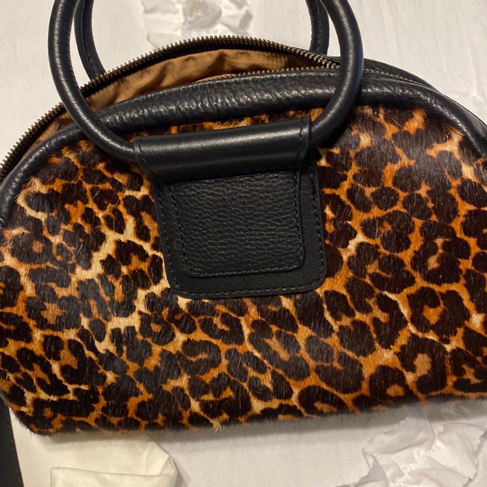 Sheila Small Satchel HOBO Brand. Removable strap. 8.5”W x 6”H x 4” D